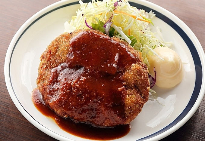 東京・渋谷にある日本酒が豊富な居酒屋『ほの字』の「肉汁たっぷりメンチカツ」