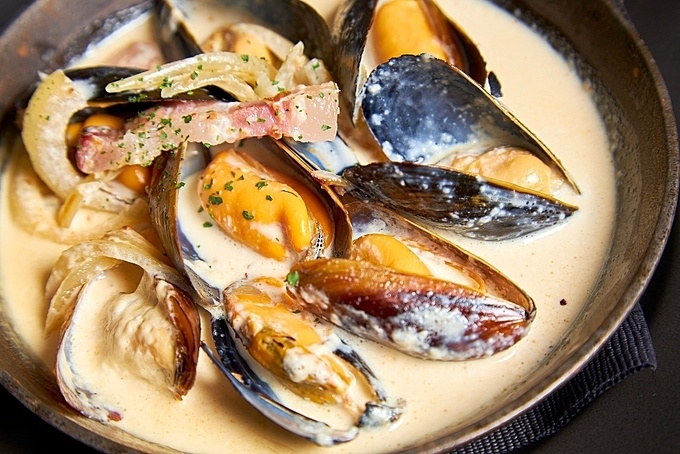 京都府の三条にある『MERCER BRUNCH TERRACEHOUSEKYOTO』の「鉄板で煮込んだムール貝のクリーム煮」