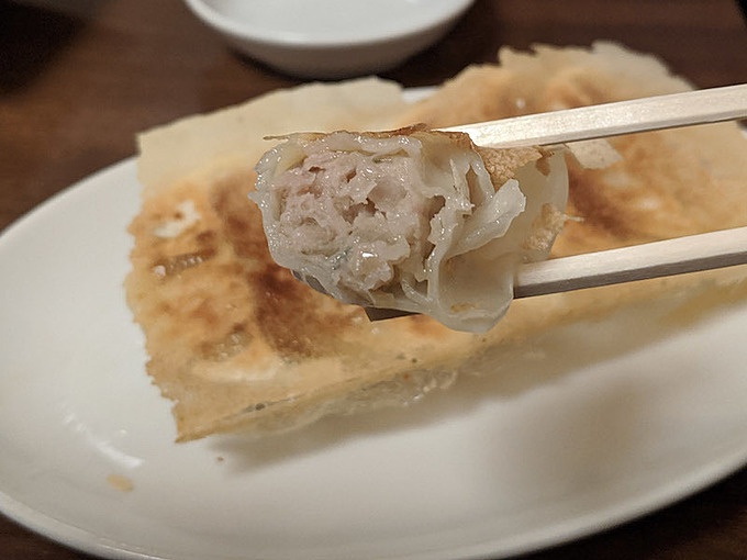 宇都宮・餃子通り(餃子ストリート)にある『豚嘻嘻(とんきっき) 本店』の「肉餃子(断面)」