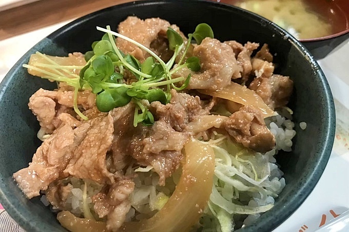 立教大学第一食堂の「明太子をまぶした和風豚丼 味噌汁付」