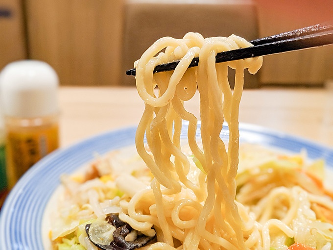 長崎ちゃんぽん専門店『リンガーハット』の「野菜たっぷりちゃんぽん」の自家製麺