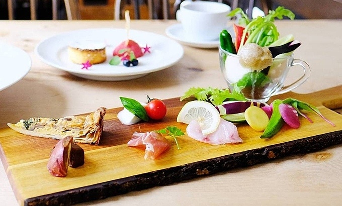 表参道のイタリアン『nR table』の5種の前菜と季節野菜の盛り合わせオリジナルバーニャソース添え