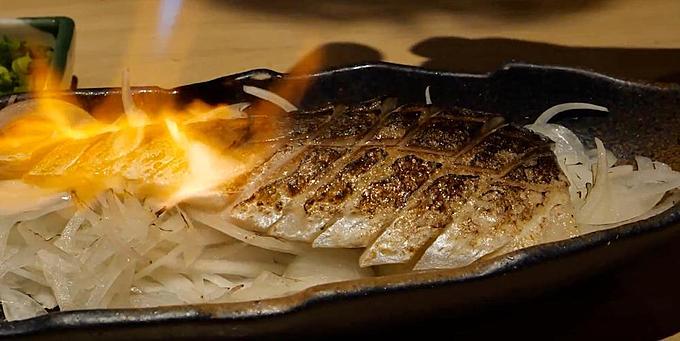 西新宿駅の『俺の魚を食ってみろ』 の「名物!炙り〆鯖」