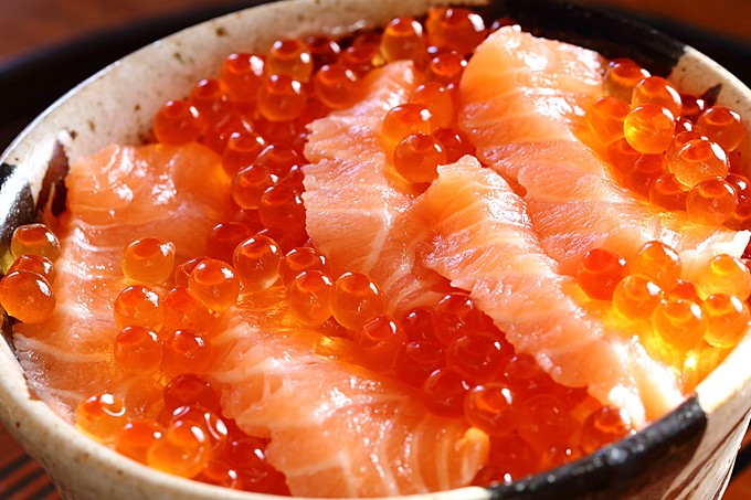 サブスク・テイクアウトに対応!海鮮居酒屋『俺の魚を食ってみろ 西新宿店』のサケいくらミルフィーユ丼
