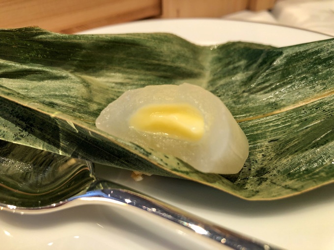 『tcc GINZAの洋食』の「アフタヌーンティー」の笹巻クリームまんじゅう