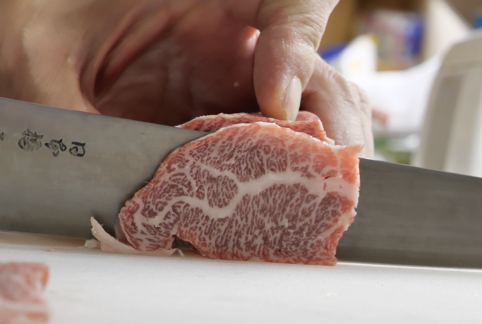 池袋『ひとり焼肉 美そ乃』で肉をスライスしているところ