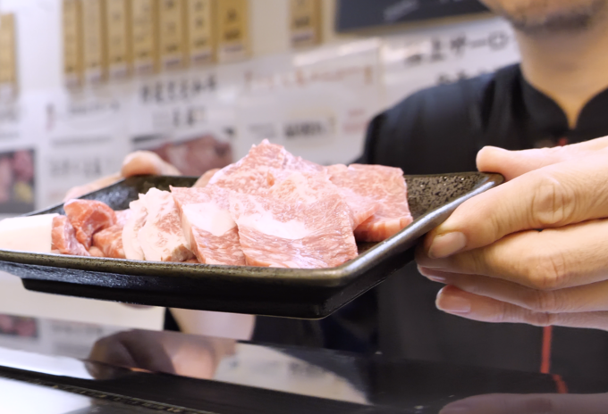 池袋『ひとり焼肉 美そ乃』でお肉を提供するところ