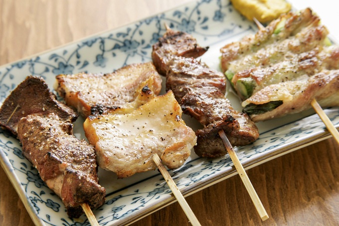 関内「品濃酒場」の串焼き
