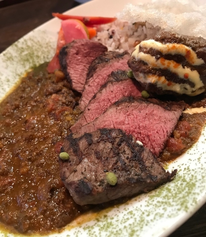 神田のカレー屋『GETABAKI』の「エゾ鹿ステーキスパイスカリー」