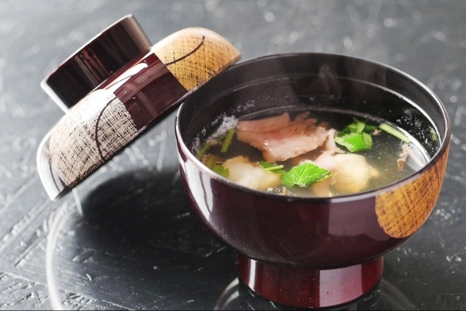 完全会員制の焼かない焼肉店『29ON池袋店』の「ふぐと和牛のお吸い物」