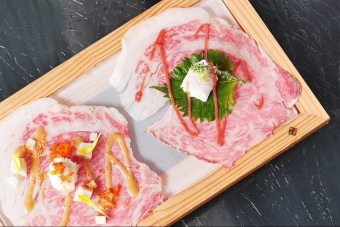 完全会員制の焼かない焼肉店『29ON池袋店』の「低温調理サーロイン肉巻き寿司~夏~」