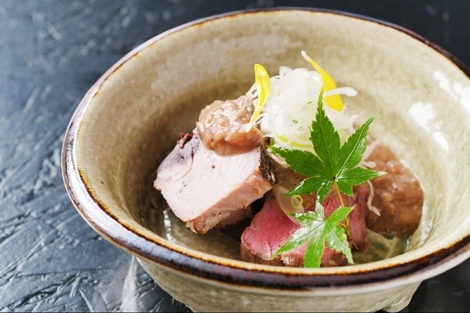 完全会員制の焼かない焼肉店『29ON池袋店』の「鰹と和牛の牛すじ餡掛け」