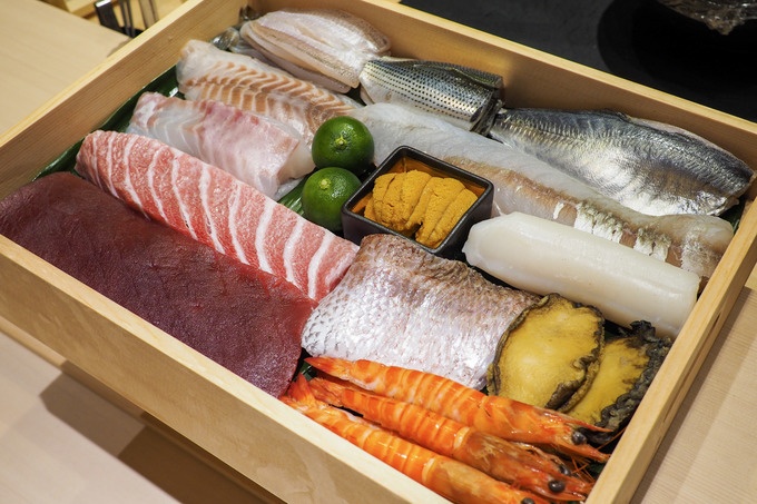 新宿東口「鮨やまけん」の鮮魚
