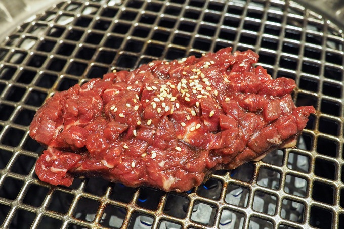 焼肉どうらく×横浜中華街餃子伝説の「牛サガリステーキ」