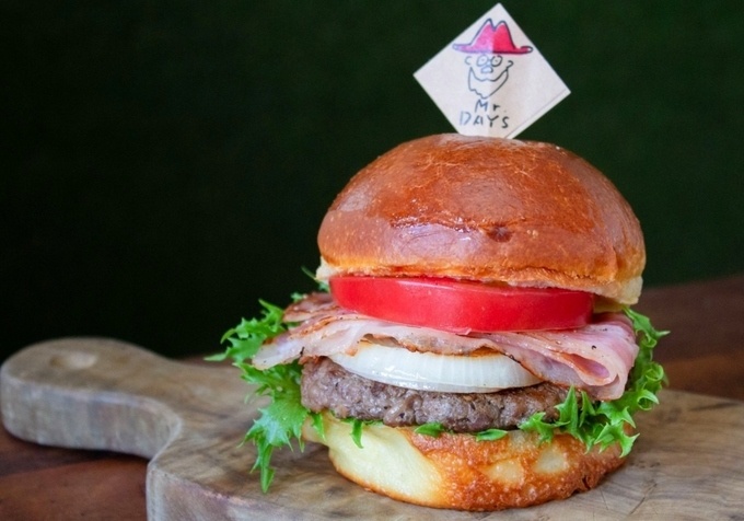 東岡崎駅のカフェ『CAFE DAYS』の「クラシックバーガー」