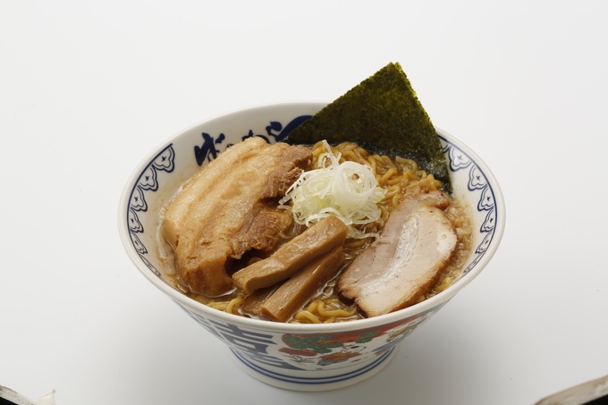 池袋で東京豚骨ラーメン 濃厚背脂とトロトロ角煮 ばんからラーメン池袋東口店 の味が変化するラーメンとは Favy ファビー