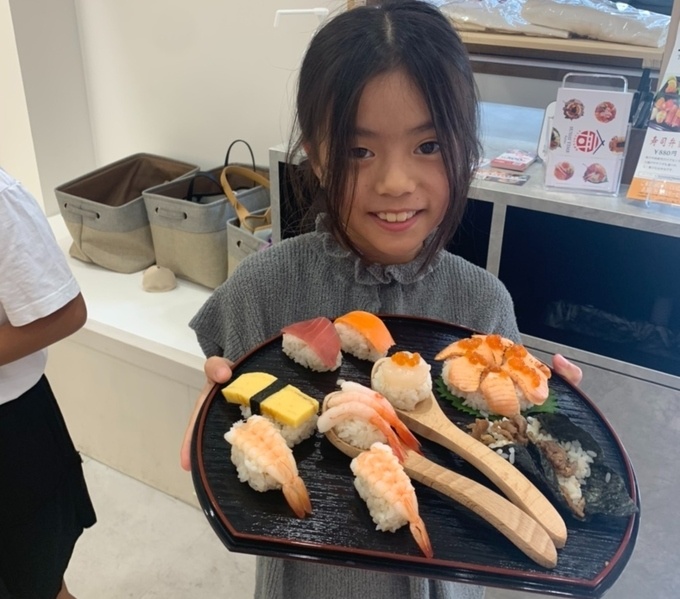 京都府・河原町駅の寿司屋『Sushi time』の寿司体験で作った寿司を見せる子供の画像