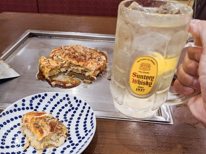 新宿ミロード「新宿ぱすたかん」の豚モダン焼きとハイボール