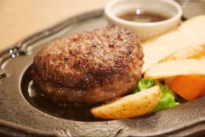 千葉県・柏駅の肉バル『WORLD BEER KITCHEN GLOBAR』の「牛トロレアハンバーグ」