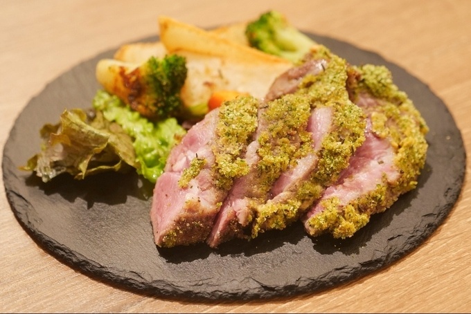 千葉県・柏駅の肉バル『WORLD BEER KITCHEN GLOBAR』の「ラム肉の香草焼き」