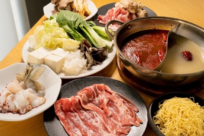 薬院大通の中華料理店『coperta』の「生ラム肉とたっぷり武雄パクチーの薬膳火鍋コース」
