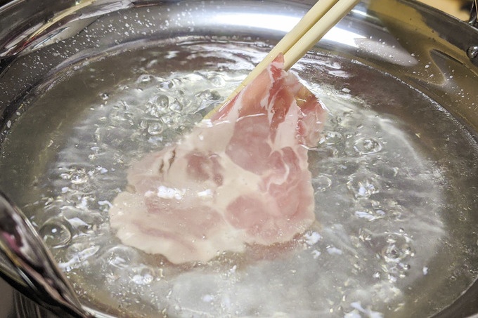 六白黒豚専門通販サイト『トンテキ元気』のしゃぶしゃぶ肉に火を通す所