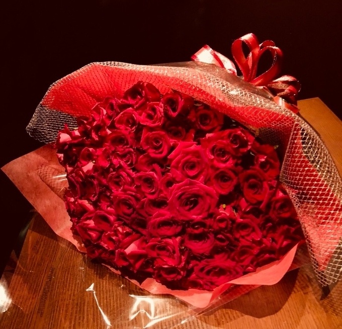 六本木 松阪牛の鉄板焼と薔薇の花束で記憶に残る1日に 記念日は さいとう の特別コースで Favy ファビー