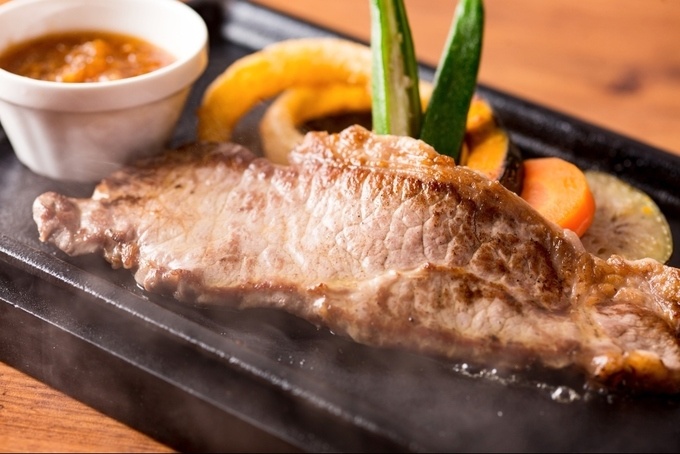 「ステーキ食べ放題コース」の「USビーフロースステーキ」