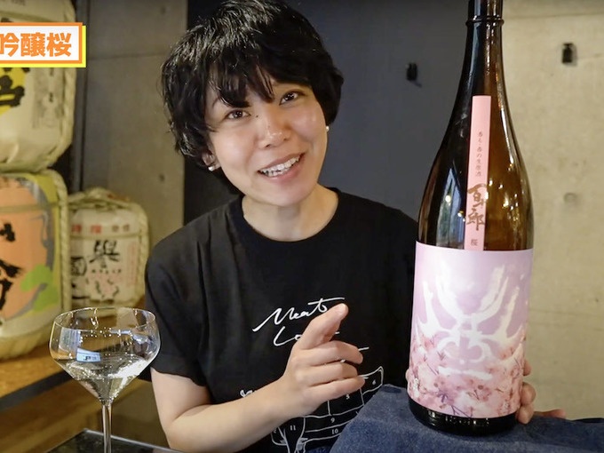 YouTube『29ONチャンネル』で「百十郎純米吟醸桜」を解説する女将 高城