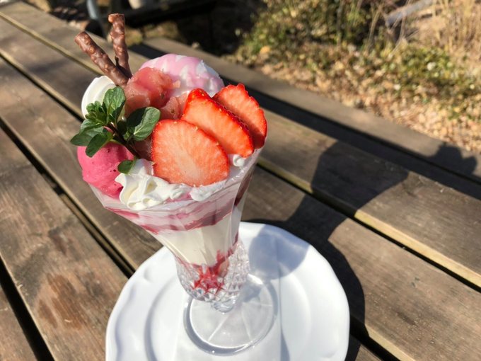 千葉県・山武市の洋食レストラン『ふらんす屋』の「桜と山武産イチゴの春色パフェ」