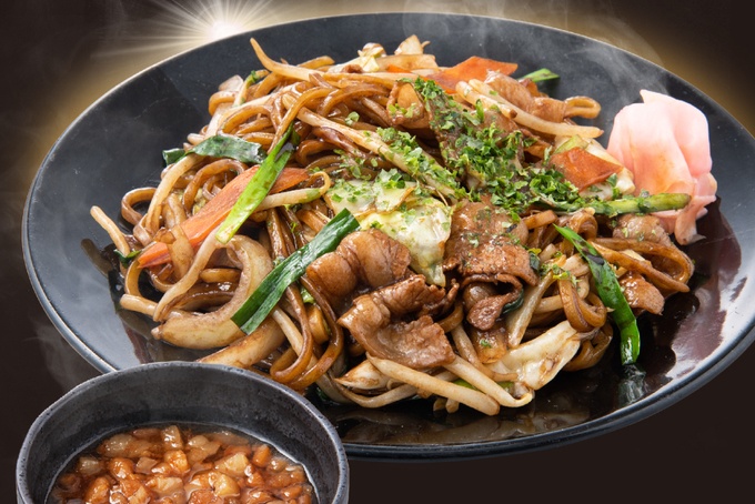 “MAX鈴木”がメニュー考案!Uber EATSにオープンする『MAX鈴木の背脂飯店』の「肉ソース焼きそば」