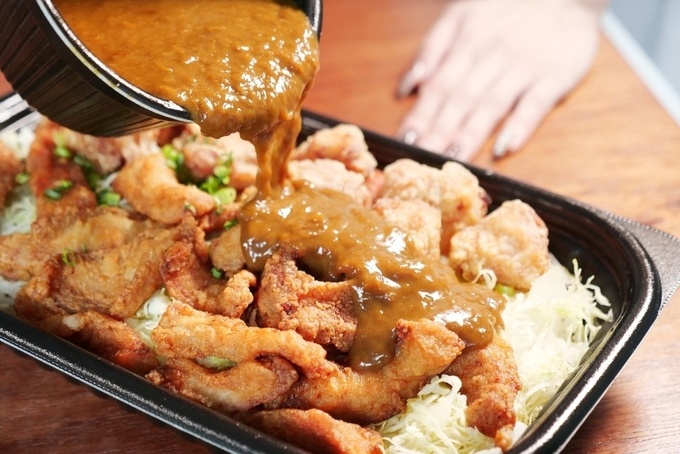 「鬼旨辛!カレーぶっかけ 鶏・豚唐揚丼」