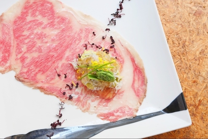焼かない焼肉屋『29ON 西新宿』の2021年春限定コースの「東京ビーフの和牛薄切りサーロイン〜春〜」