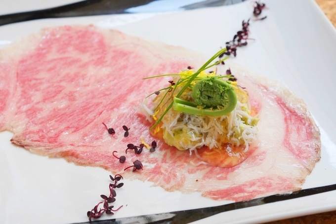 焼かない焼肉屋『29ON 西新宿』の2021年春限定コースの「東京ビーフの和牛薄切りサーロイン〜春〜」