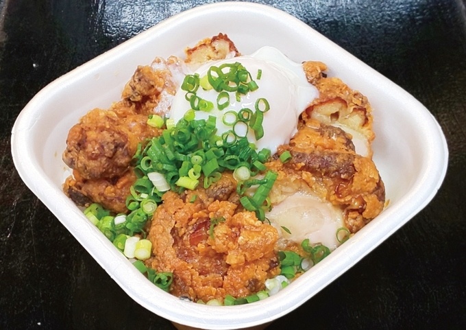 「唐揚げ温玉親子丼」