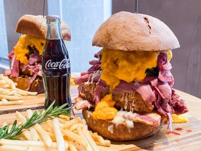 「1万円バーガーと瓶コーラのセット」
