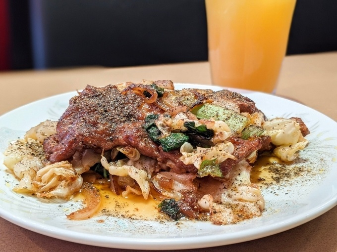 「レバーとキャベツの黒コショウ炒め」