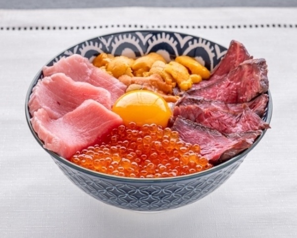 「うに・いくら・本マグロ・肉丼」