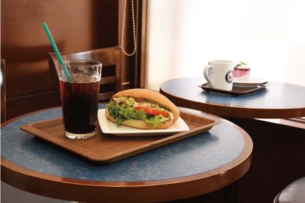 モーニングが人気!午前7時から営業しているデリバリー対応もOK!瑞江駅のカフェ『MORIVA COFFEE』のサンドイッチとコーヒー
