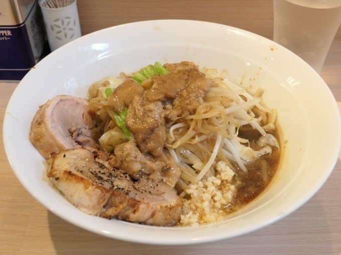 新橋駅から近い、オススメの美味しい二郎系ラーメン屋『麺屋 味方』の「ラーメン」画像