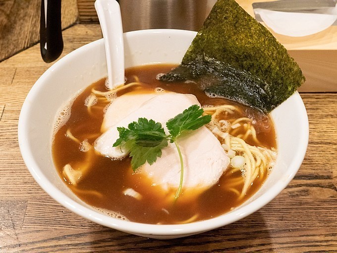新橋駅から近い、オススメの美味しいラーメン屋『新橋 纏』の「烏賊干し鶏白湯そば」
