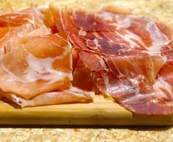 こぼれる生ハムをお通しでどうぞ ムール貝のお店 C By Favy は実は生ハムも凄かった Favy ファビー